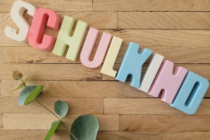 Schulkind Schriftzug Tischdeko Einschulung