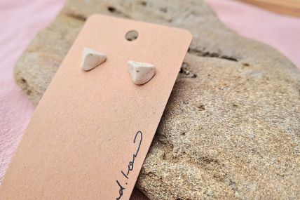 Keramik Ohrstecker dreieckig mit transparenter Glasur 