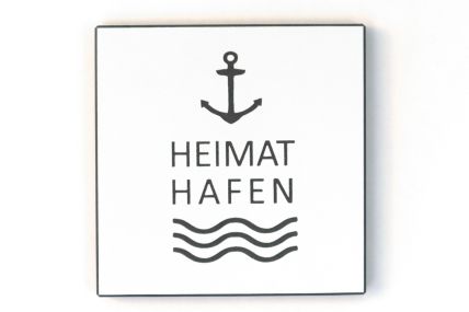 Wandbild in schwar/weiß - HEIMAT HAFEN mit Anker und Wasserwellen.