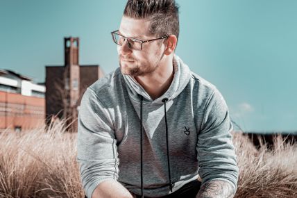 Hoodie Grau mit gesticktem Logo aus der Jadebusen-Kollektion