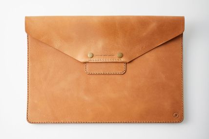 Edle Laptoptasche aus Echtleder – handgefertigt, mit Blindprägung & Personalisierung. Perfekt für Büro, Business & stilvollen Alltag