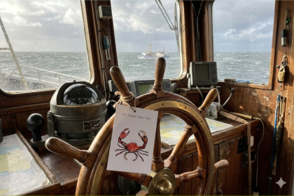 Postkarte: „Na denn man Tau“ – Ein maritimer Gruß mit Schere