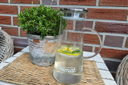 Glaskaraffe mit Edelstahldeckel "einfach Heimat"
