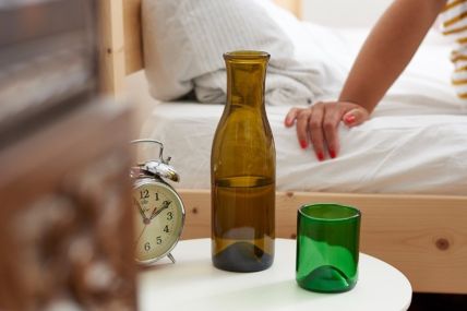 No. 08 Upcycling Karaffe aus Burgunderflasche mit Becher