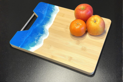 Schneidebrett im Meereswellen-Design mit Edelstahlgriff