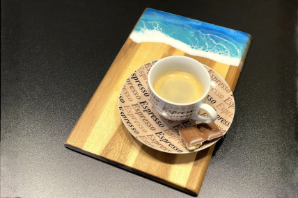 Frühstücksbrett in Akazienholz im Meereswellen-Design