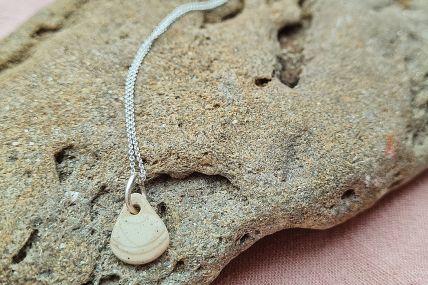 Silberkette mit keramischen Anhänger und dezemtem Muster