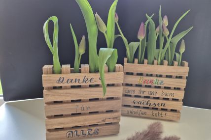 Blumenständer aus Holz mit Reagenzgläsern