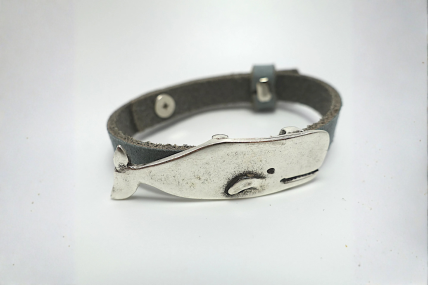 Graues Nubuk-Lederarmband mit der versilberten Wiebke Wal als Slider ( 5cm breit )