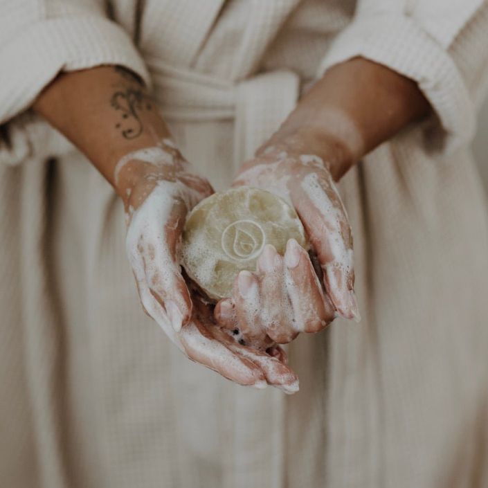Haarseife Mongongo - Rosas Naturkosmetik - die handgemachte Naturseife für volles Haar schaumt in Hände