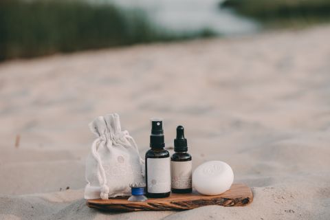Naturkosmetik in der nähe - Starterset - Rosas Naturkosmetik - blüte zeit naturkosmetik - feste Duschseife - Hautpflegeöl mit antientzündlichen Wirkstoffen - Rosenwasser Haut - Seife Halterung aufrecht halten