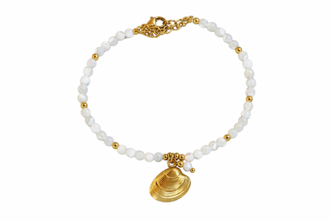 Zierliches Armband aus Perlmutt- und Edelstahlperlen, sowie einem Muschel-Anhänger. Wahlweise in gold oder silber.-Gold