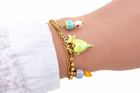 Goldfarbenes Edelstahl-Armband mit einem Herzen aus grünem Porzellan