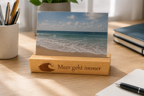 Kartenhalter aus Buchenholz mit Welle und Spruch "Meer geht immer"
