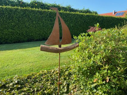 Segelboot auf Holzkörper