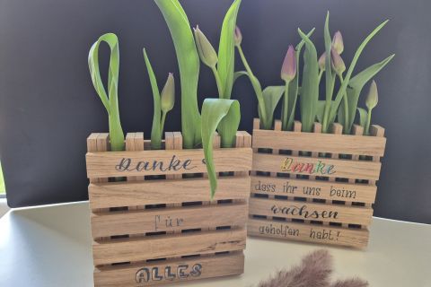 Blumenständer aus Holz mit Reagenzgläsern