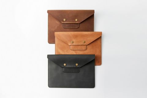 Echtleder-Tablettasche-Farbe-Dunkelbraun-Hellbraun-und-Schwarz-mit-Druckknopf-Verschluss-und-Kartenfach-personalisierbar