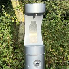 Trinkbrunnen Spiekeroog - Rosengarten (Wüppspoor) Trinkbrunnen Spiekeroog - Rosengarten (Wüppspoor)