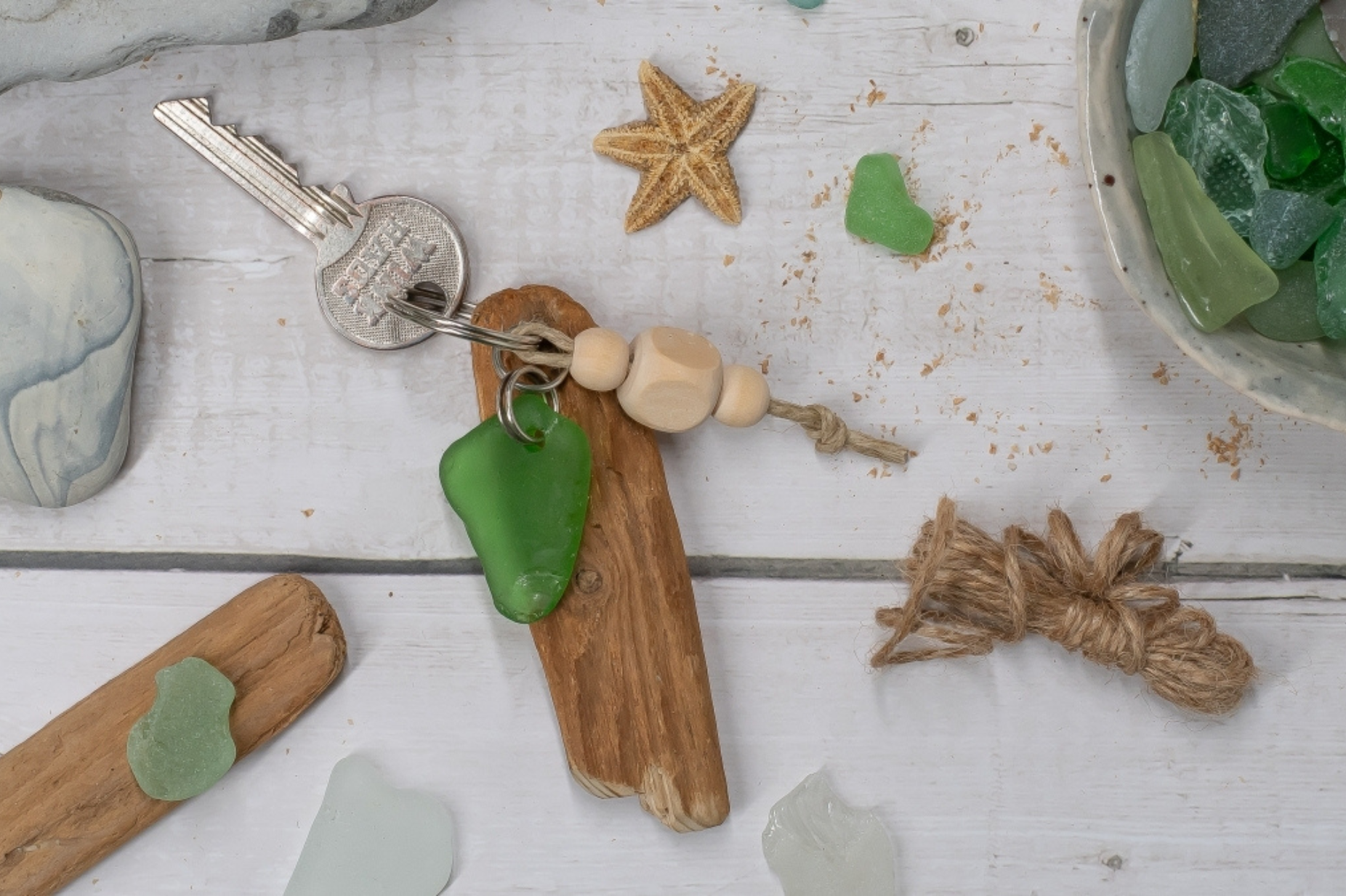 DIY-Schlüsselanhänger mit Urlaubsfeeling aus Treibholz und Strandglas