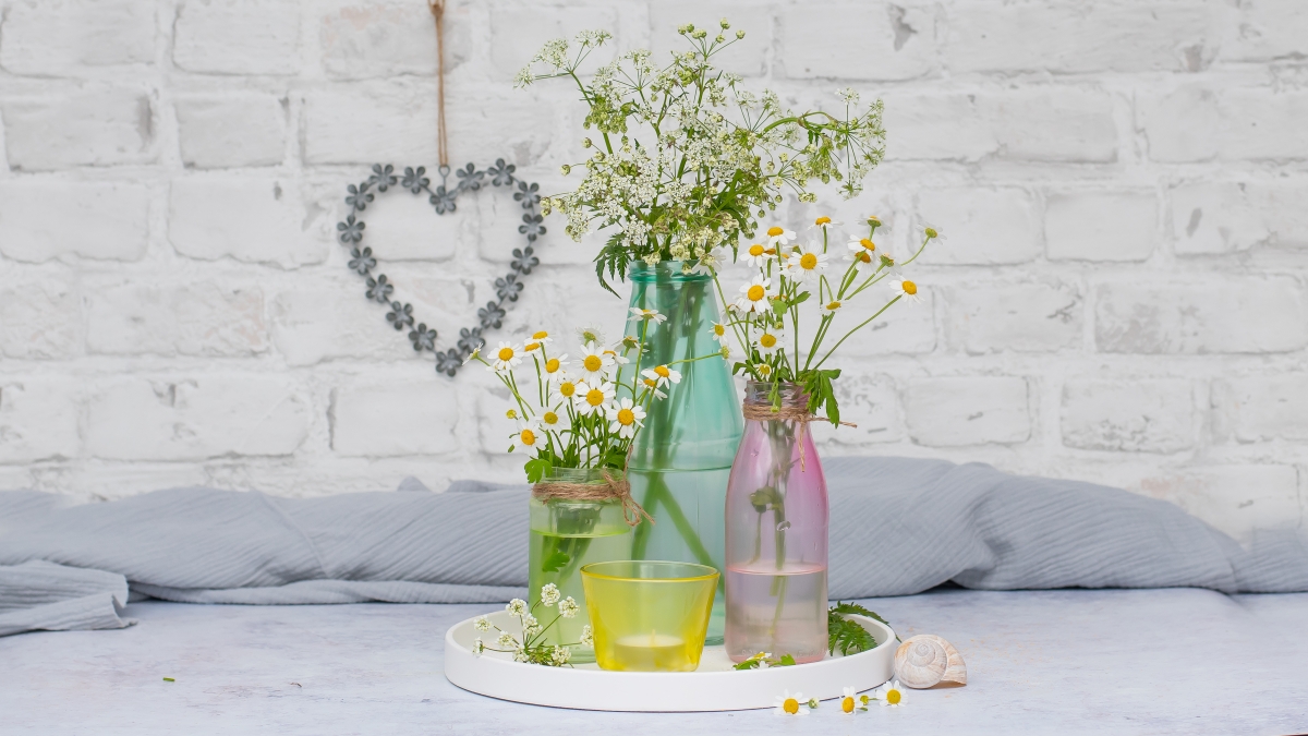 Buntes Upcycling-Projekt: Glas einfärben für die Sommerdeko