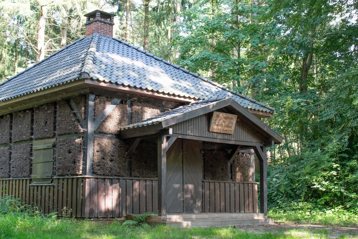 Ein altes Geb&auml;ude mitten im Wald