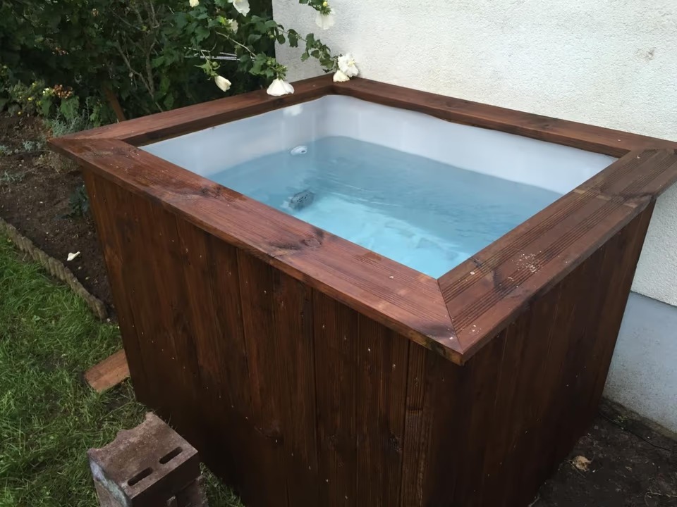 Ein gro&szlig;er Wasserbeh&auml;lter, der im Garten steht. 
